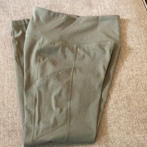 American eagle leggings with pockets and high waist size small color is green
